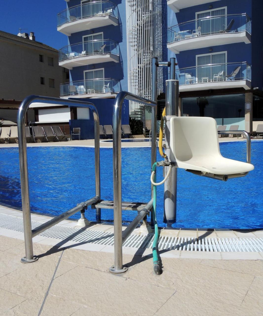 Apartamentos Turisticos Augustus カンブリルス エクステリア 写真